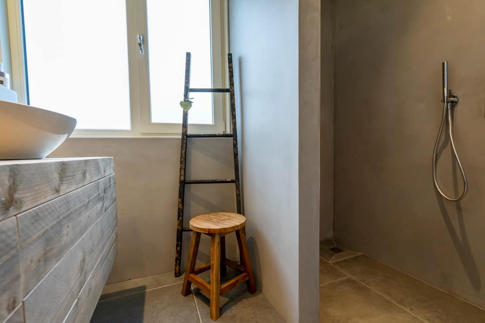 Stuccomeister Pro betonciré badkamer muur